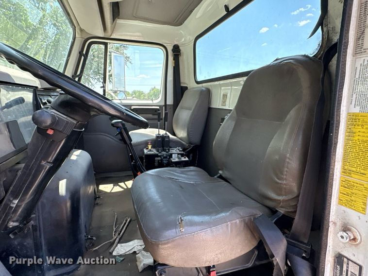 image for item EG8571 2002 International 2574 semi truck