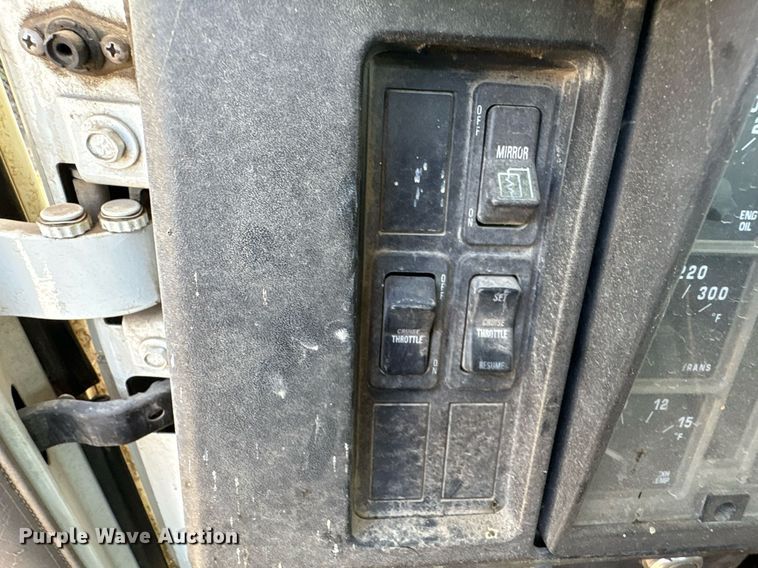 image for item EG8571 2002 International 2574 semi truck