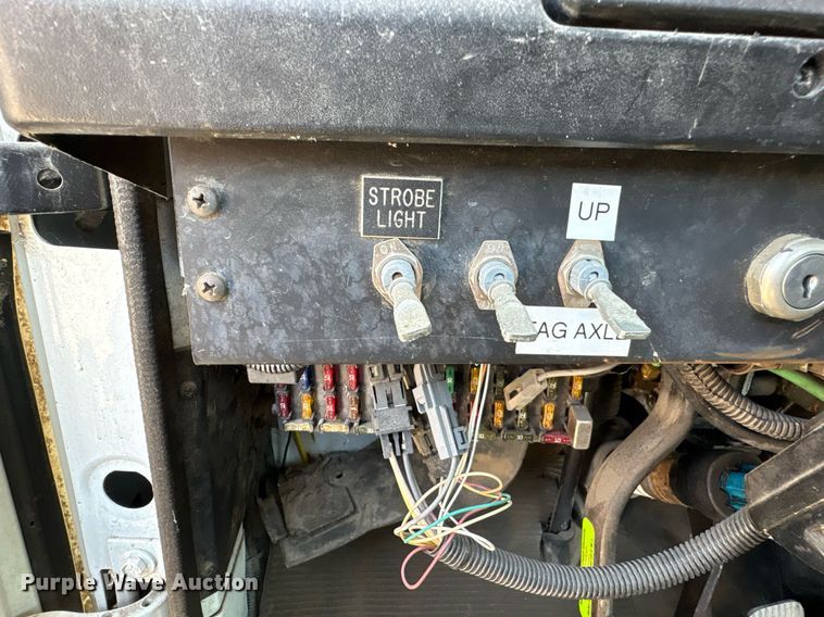 image for item EG8571 2002 International 2574 semi truck