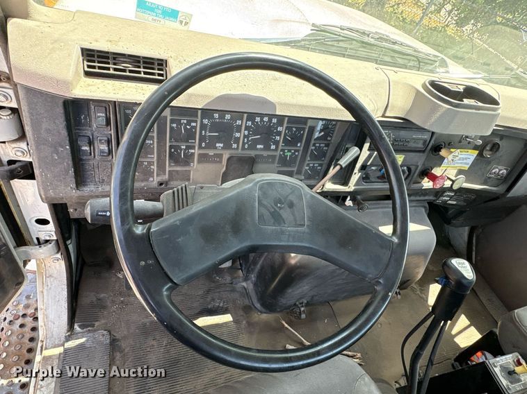 image for item EG8571 2002 International 2574 semi truck