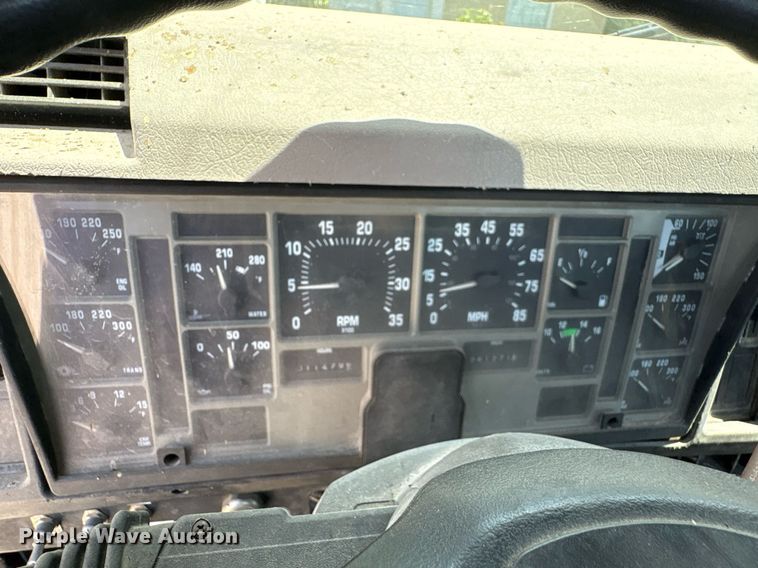 image for item EG8571 2002 International 2574 semi truck