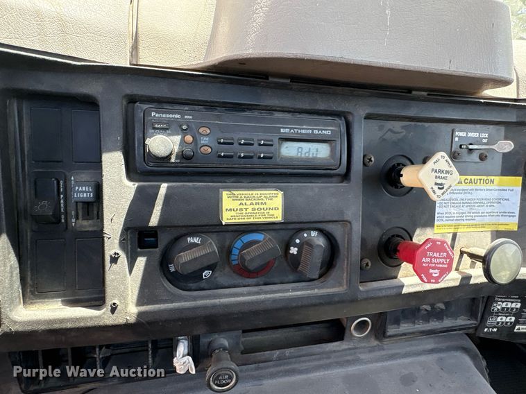 image for item EG8571 2002 International 2574 semi truck