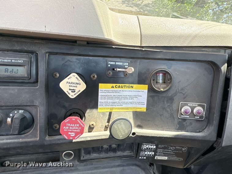 image for item EG8571 2002 International 2574 semi truck