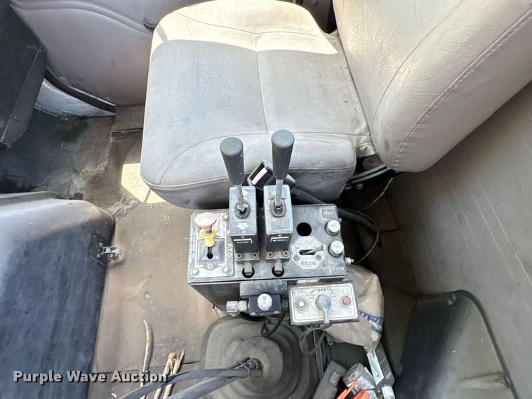 image for item EG8571 2002 International 2574 semi truck