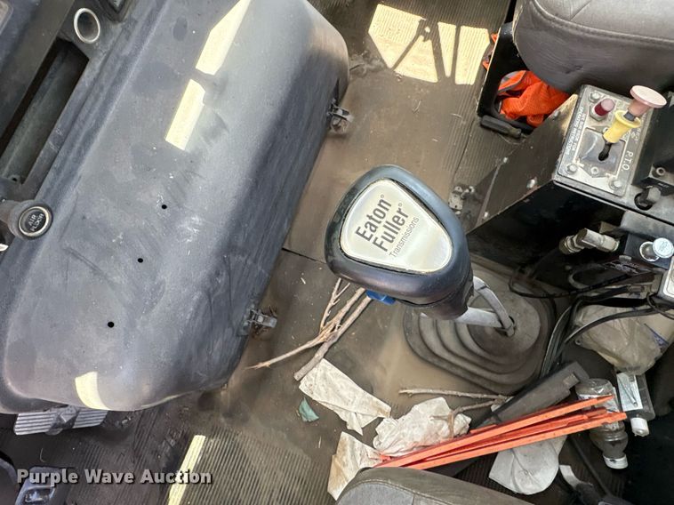 image for item EG8571 2002 International 2574 semi truck