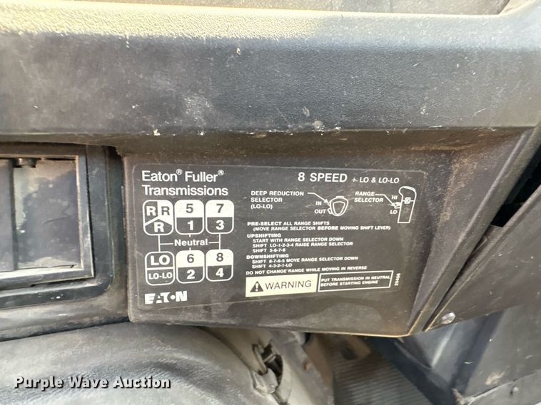 image for item EG8571 2002 International 2574 semi truck