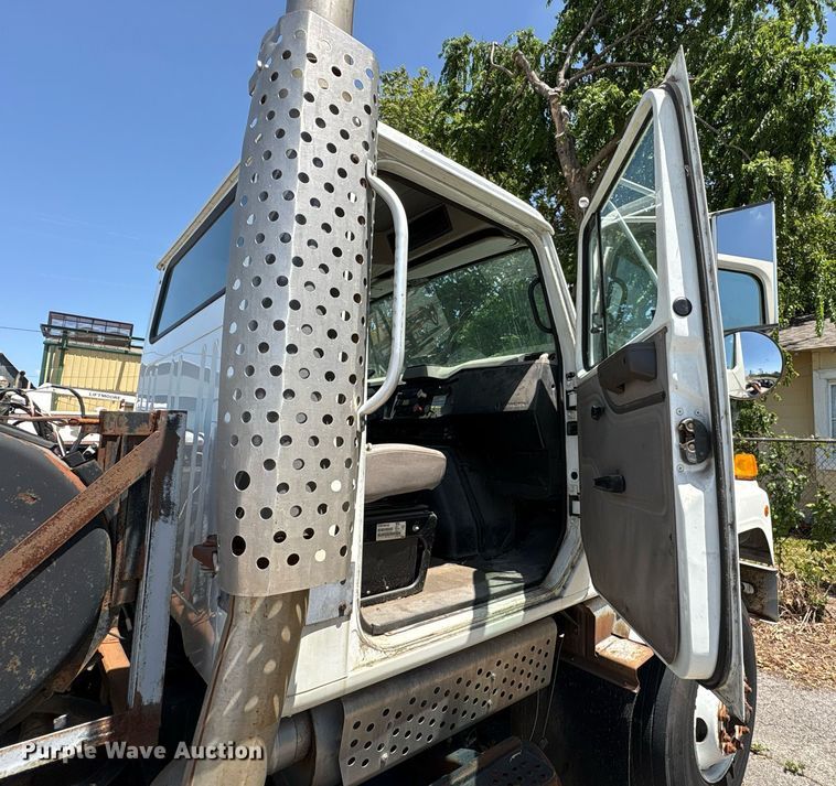 image for item EG8571 2002 International 2574 semi truck