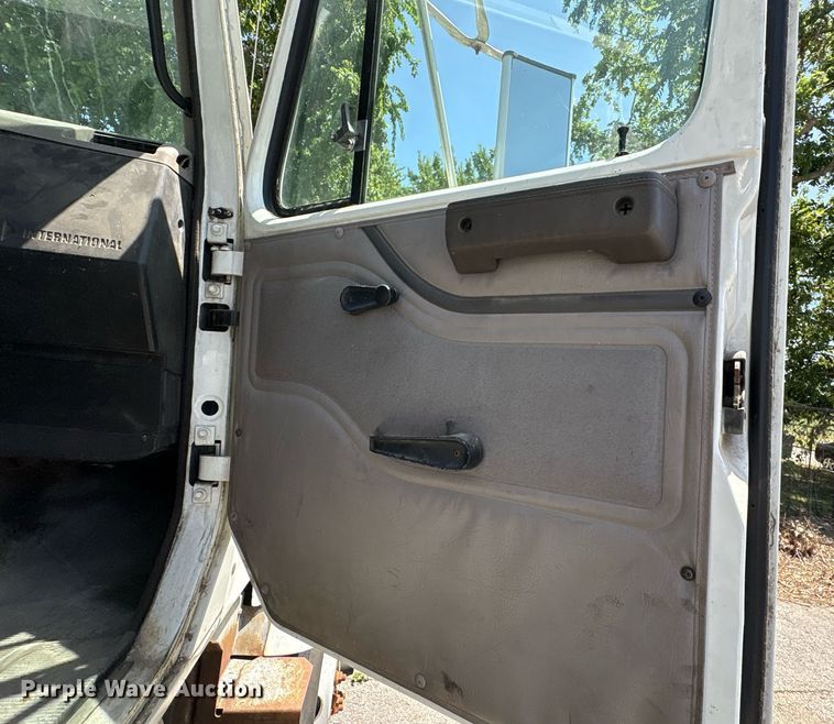 image for item EG8571 2002 International 2574 semi truck