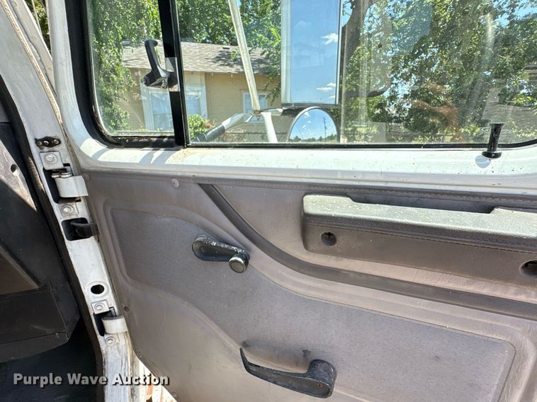 image for item EG8571 2002 International 2574 semi truck