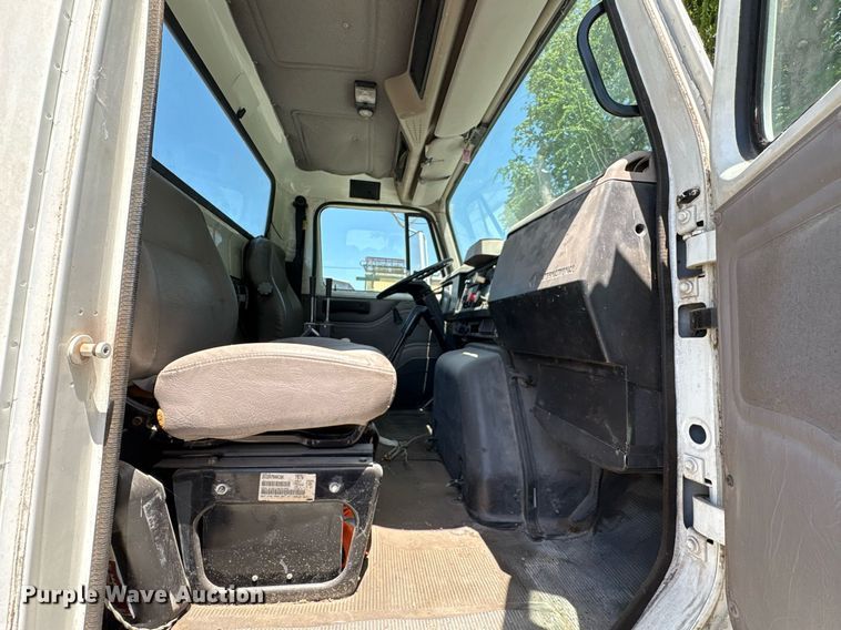 image for item EG8571 2002 International 2574 semi truck