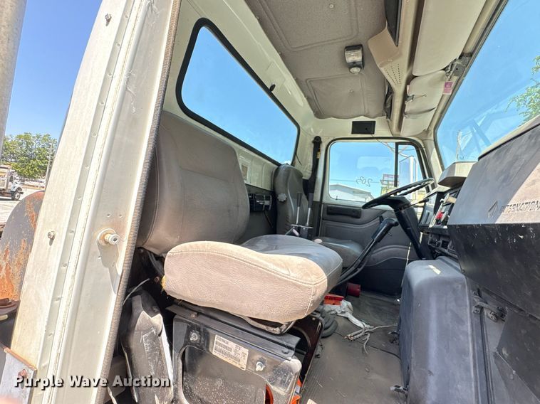 image for item EG8571 2002 International 2574 semi truck