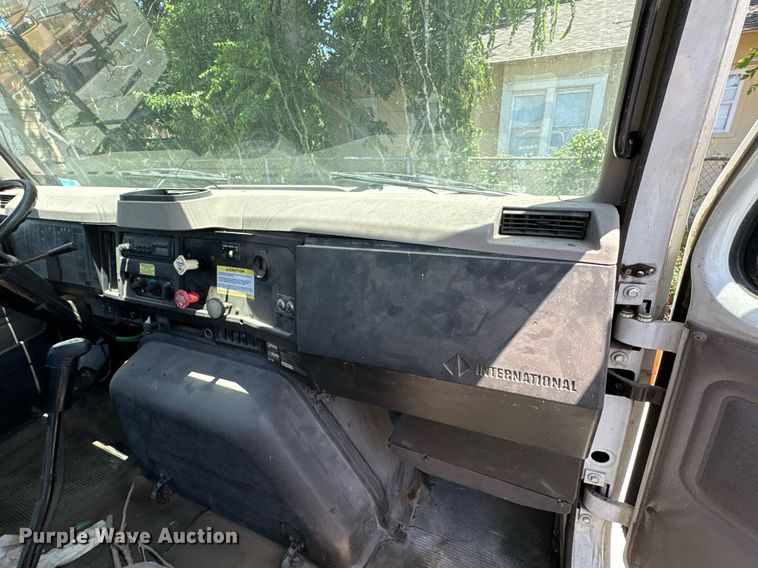 image for item EG8571 2002 International 2574 semi truck