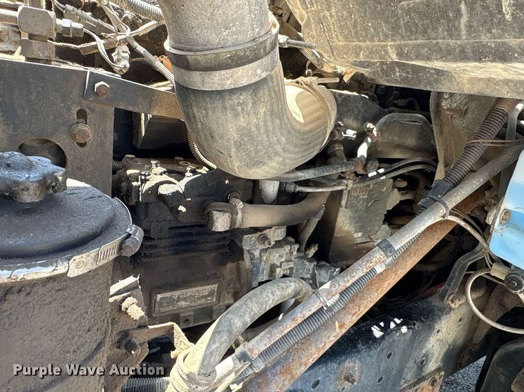 image for item EG8571 2002 International 2574 semi truck