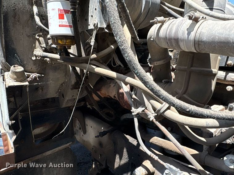 image for item EG8571 2002 International 2574 semi truck