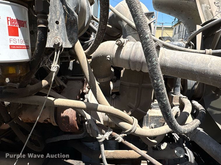 image for item EG8571 2002 International 2574 semi truck