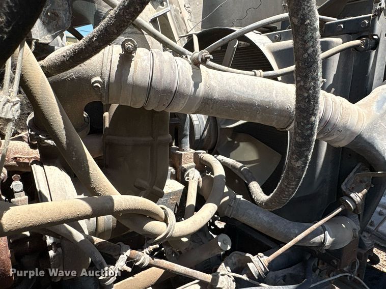 image for item EG8571 2002 International 2574 semi truck