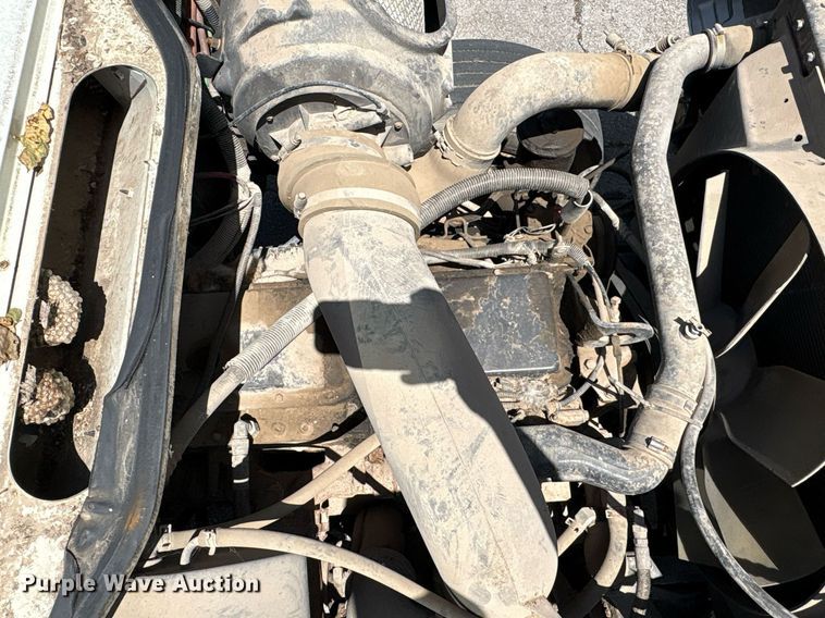 image for item EG8571 2002 International 2574 semi truck