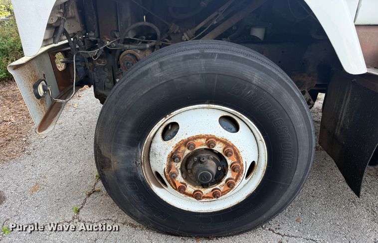 image for item EG8571 2002 International 2574 semi truck