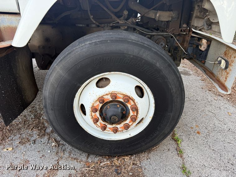 image for item EG8571 2002 International 2574 semi truck