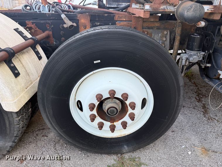 image for item EG8571 2002 International 2574 semi truck