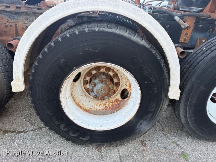 image for item EG8571 2002 International 2574 semi truck