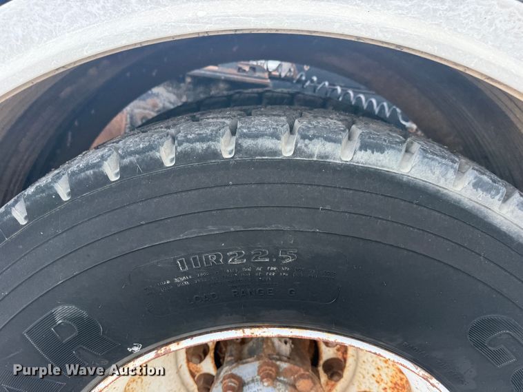 image for item EG8571 2002 International 2574 semi truck