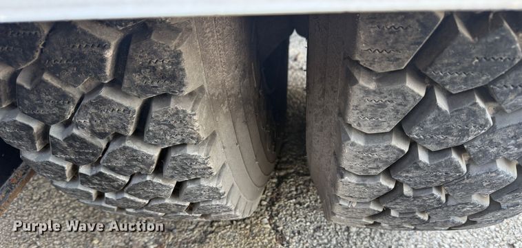 image for item EG8571 2002 International 2574 semi truck