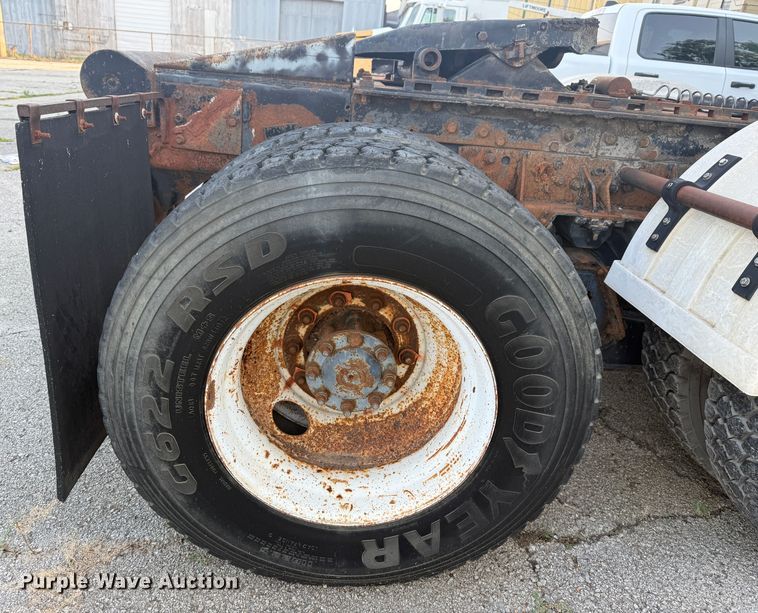 image for item EG8571 2002 International 2574 semi truck