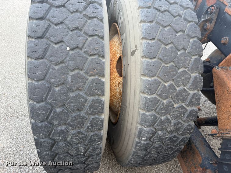 image for item EG8571 2002 International 2574 semi truck