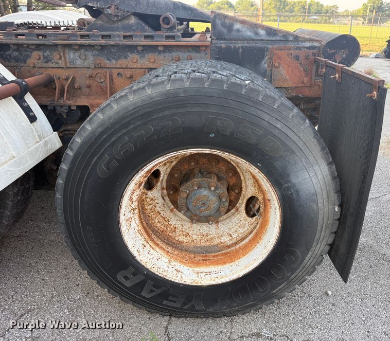 image for item EG8571 2002 International 2574 semi truck