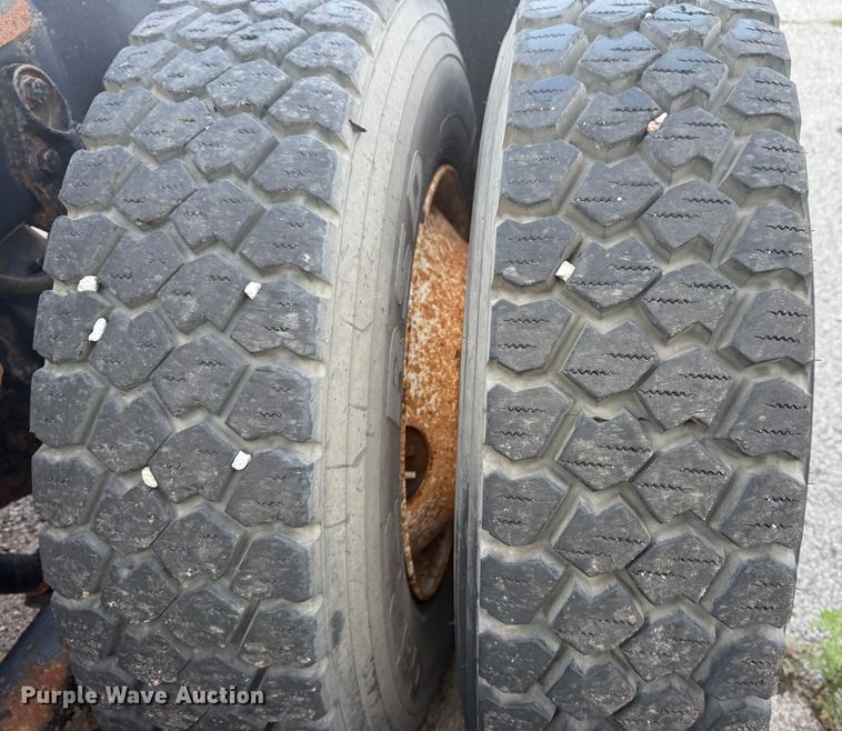 image for item EG8571 2002 International 2574 semi truck