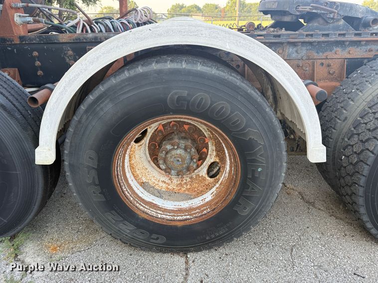 image for item EG8571 2002 International 2574 semi truck