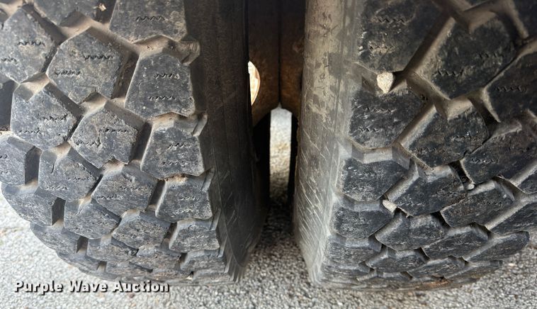 image for item EG8571 2002 International 2574 semi truck