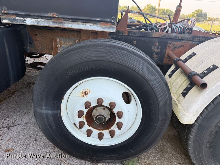 image for item EG8571 2002 International 2574 semi truck