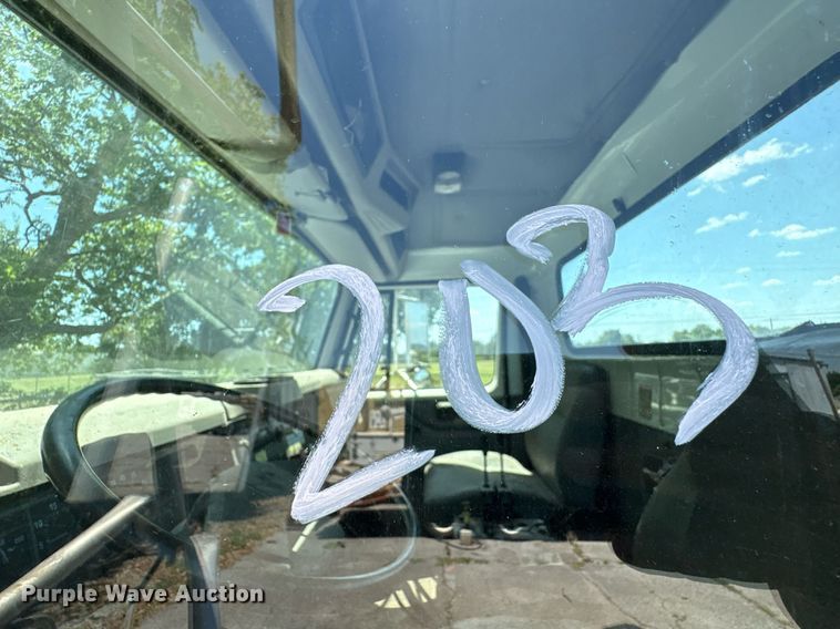 image for item EG8571 2002 International 2574 semi truck