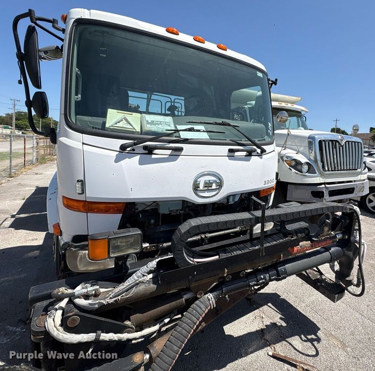 image for item EG8573 2012 Nissan UD3300 pothole patcher truck