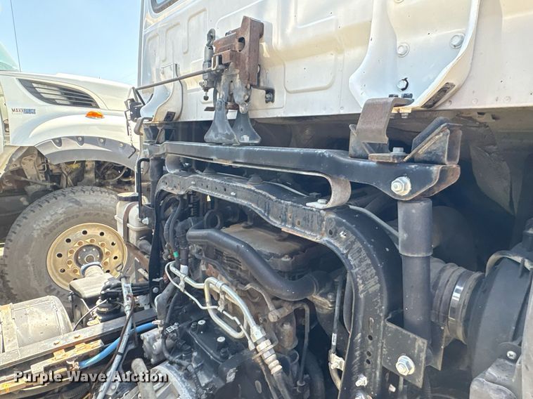 image for item EG8573 2012 Nissan UD3300 pothole patcher truck