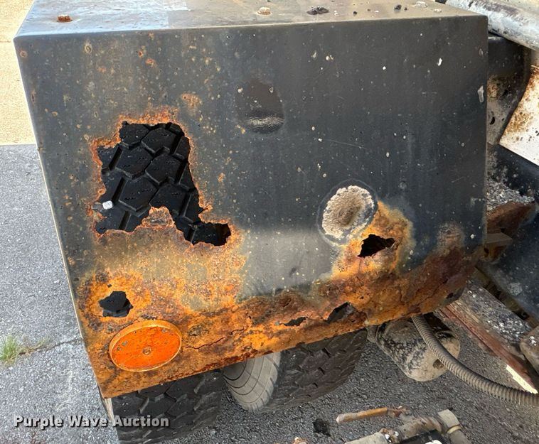 image for item EG8573 2012 Nissan UD3300 pothole patcher truck