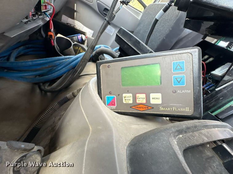 image for item EG8573 2012 Nissan UD3300 pothole patcher truck