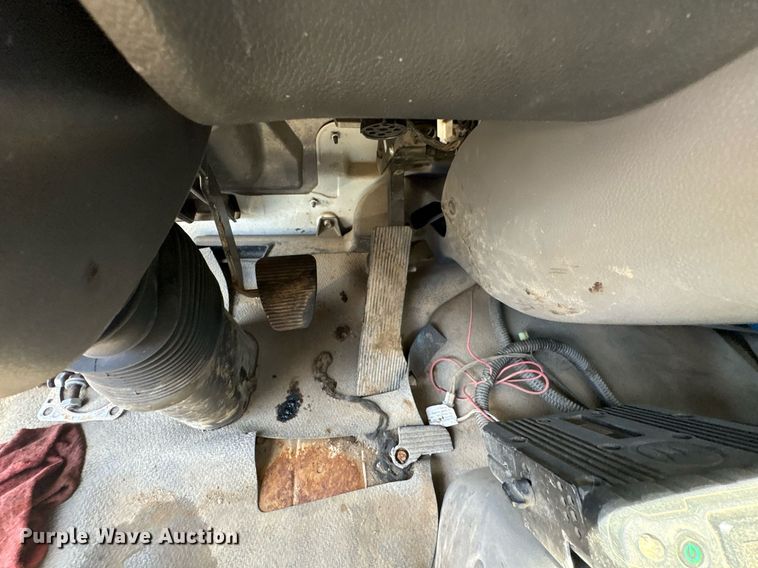 image for item EG8573 2012 Nissan UD3300 pothole patcher truck