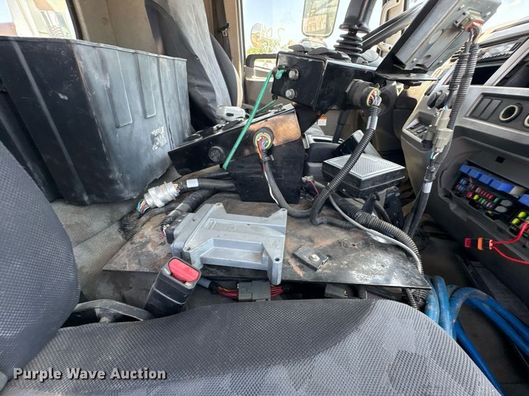 image for item EG8573 2012 Nissan UD3300 pothole patcher truck