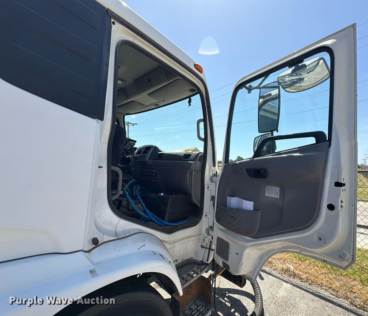 image for item EG8573 2012 Nissan UD3300 pothole patcher truck