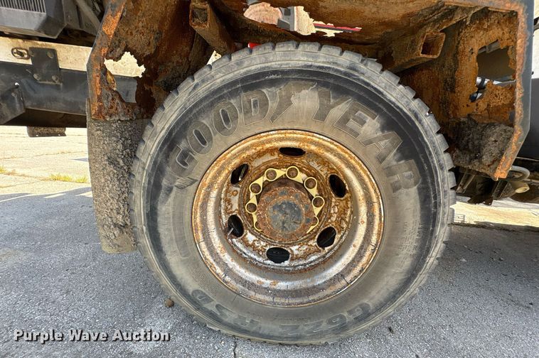 image for item EG8573 2012 Nissan UD3300 pothole patcher truck