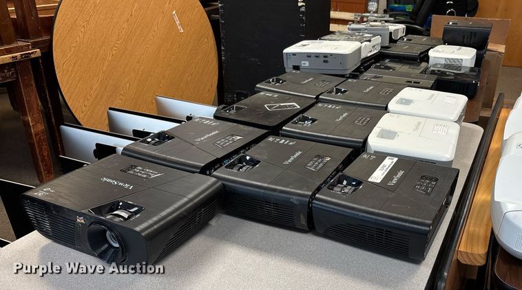 image for item EJ7607 Approximately 27 projectors