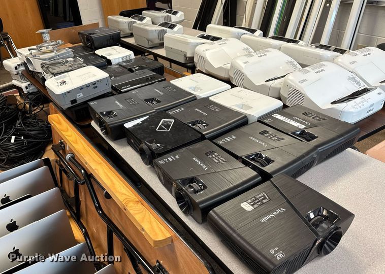 image for item EJ7607 Approximately 27 projectors