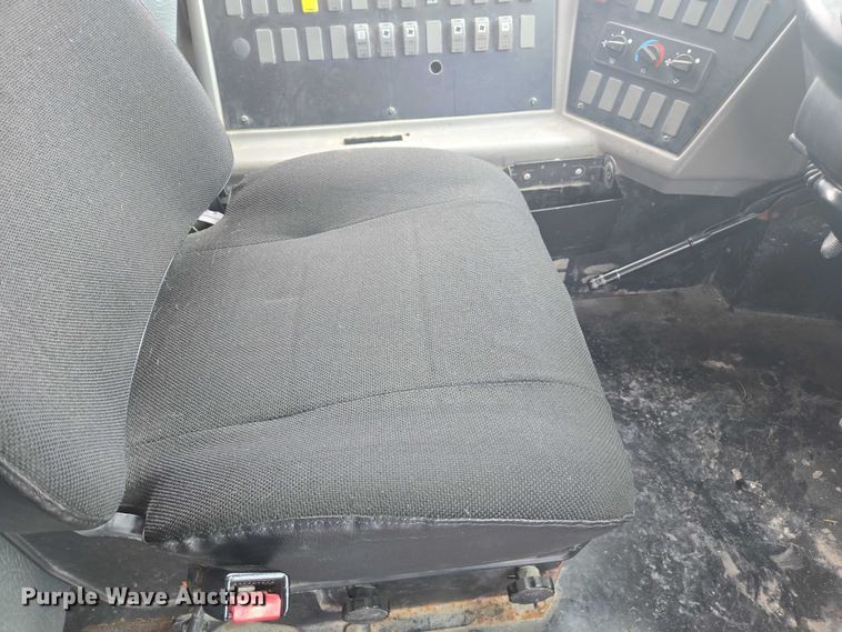 image for item EM2155 2004 Freightliner 101PS school bus