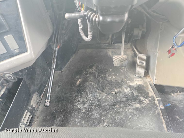 image for item EM2155 2004 Freightliner 101PS school bus