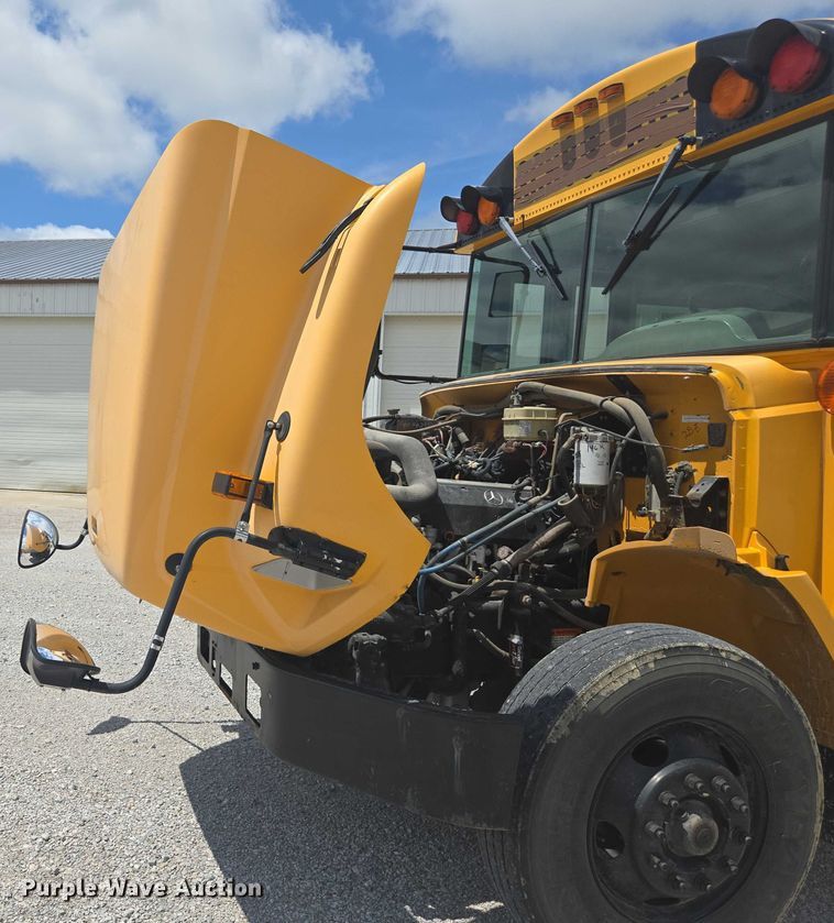 image for item EM2157 2005 Freightliner 101PS school bus