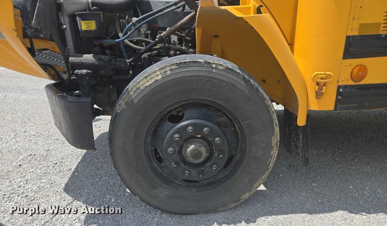 image for item EM2157 2005 Freightliner 101PS school bus