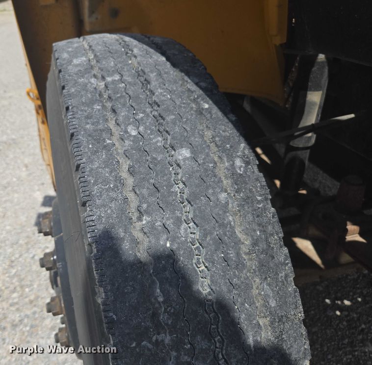 image for item EM2157 2005 Freightliner 101PS school bus